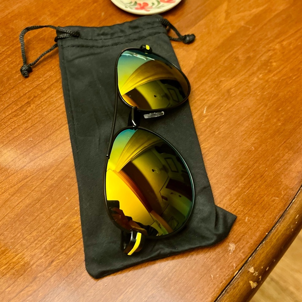 Aviator style sunglasses